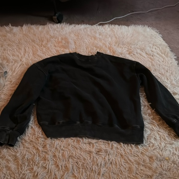 A grey ish back crewneck - Picture 1 of 3
